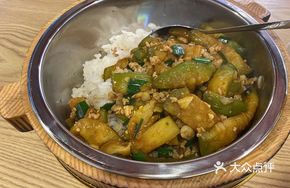 Eggplant and Minced Pork in Wooden Bucket Rice
