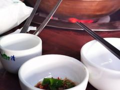 制作沾水的调料-朝伟清真铜瓢牛肉馆(三十年老·店)