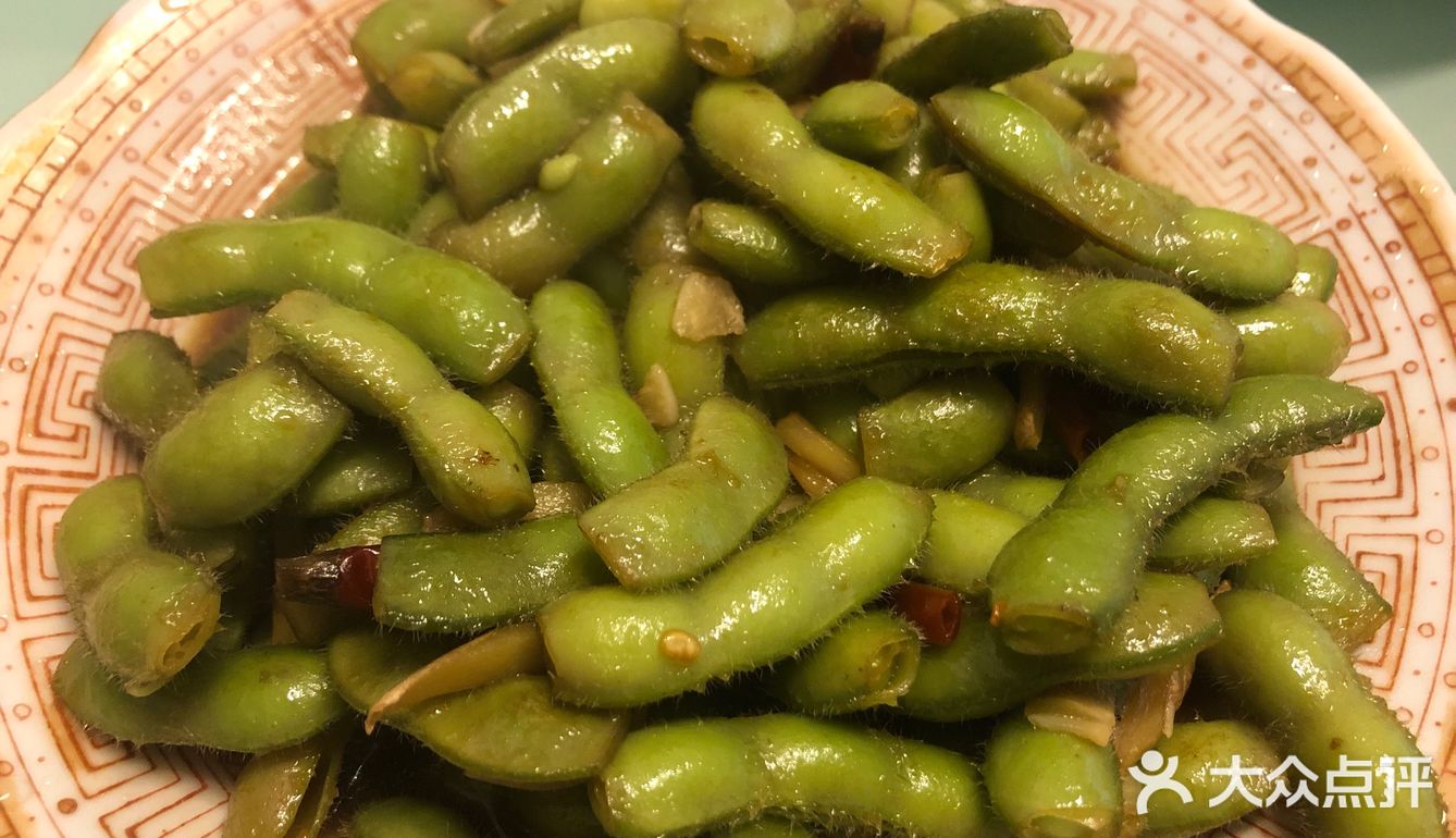 步骤：1.将姜蒜，辣椒下锅爆香，加入毛豆，翻炒