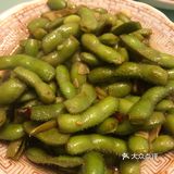 步骤：1.将姜蒜，辣椒下锅爆香，加入毛豆，翻炒