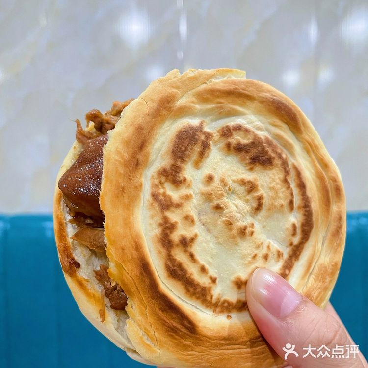 低评分小店也有好味道｜西安这家三十年肉夹馍老店被我找到了……