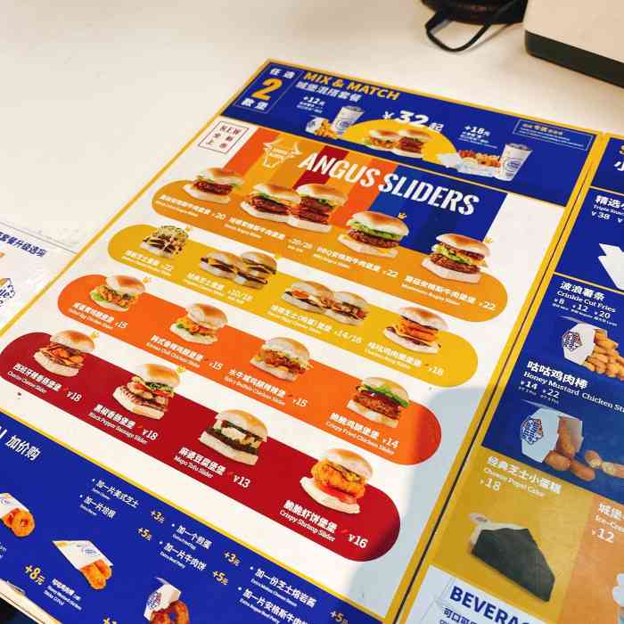 被店内清新的装修吸引进来的来徐家汇办事无意路过了