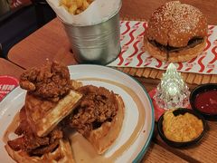 香辣炸鸡配华夫饼-悠航SLOWBOAT(三里屯店)
