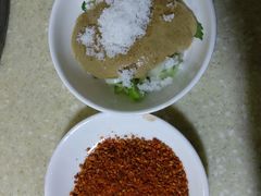 店家提供的标配烤肉蘸料组合-千里马烧烤(南六东路店)