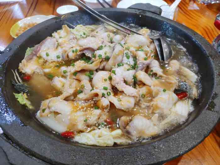 和兴石锅鱼-"门店位于宏三红绿灯下去一点点,门面很大,.