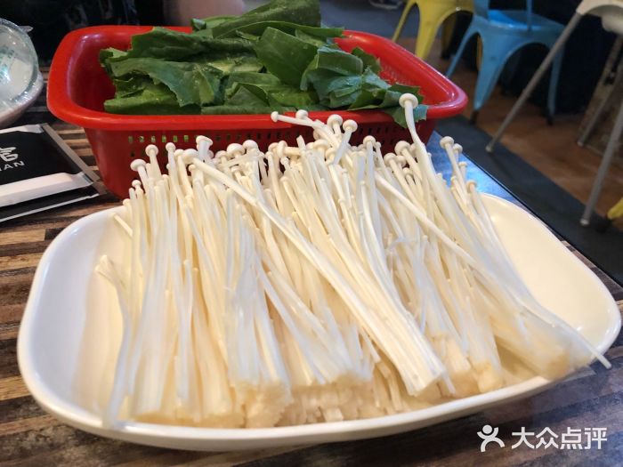 烎烎小馆金针菇图片