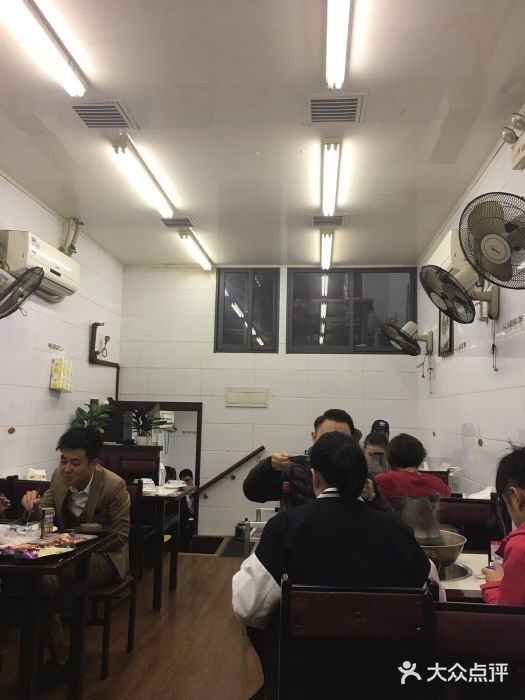 颐品居涮肉(乌鲁木齐中路店)大堂图片