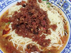 特色炸酱面-渝之汇牛肉豌杂面