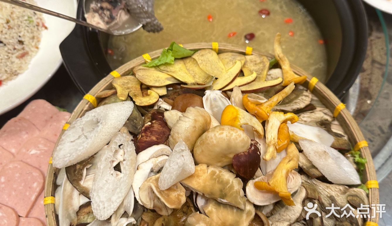 来昆明我只做一件事！！吃菌子火锅！！ 
