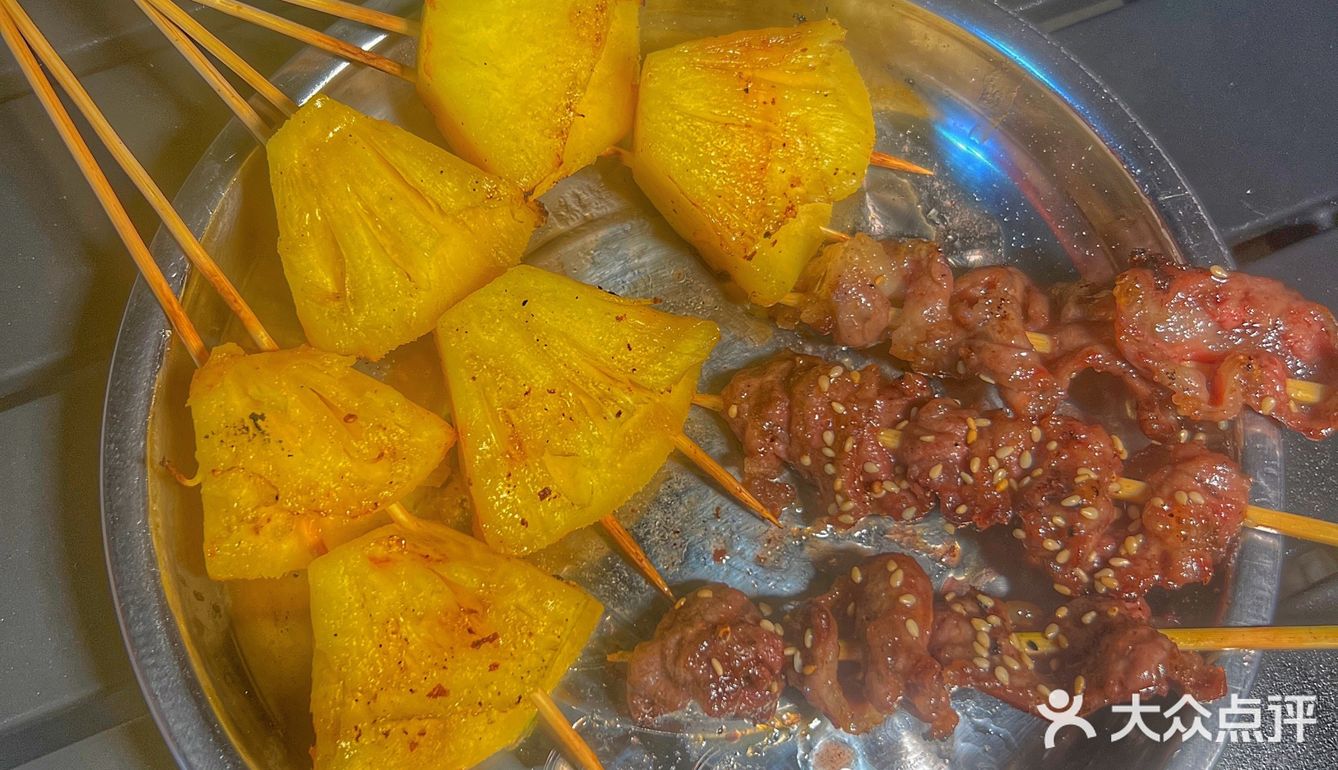 露天街边吃烤串才是厦门，白天肉铺晚上烤串