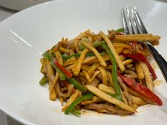 冬笋彩椒爆松板肉-A One Kitchen·南京精菜馆(晶丽酒店店)