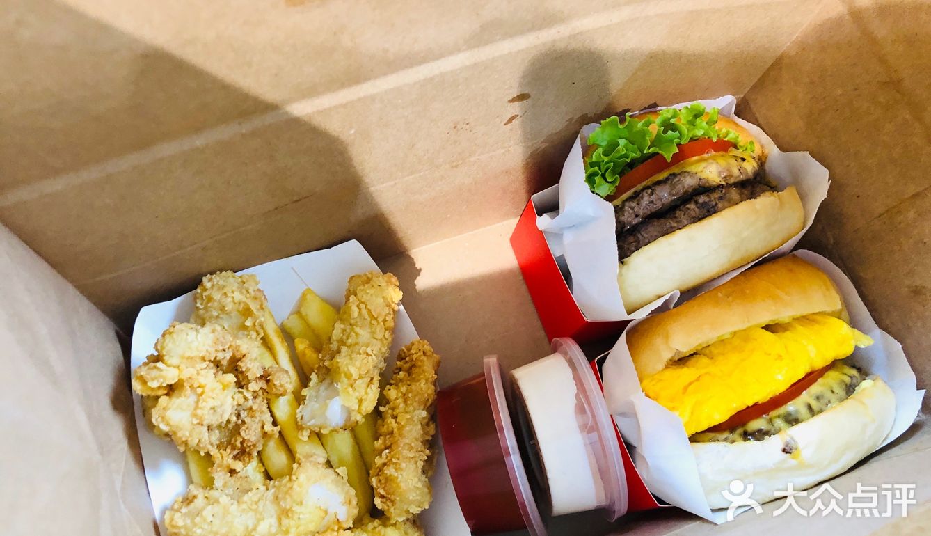 牛肉汉堡，确实不错。有芝士的香味，有洋葱的陪伴。一个