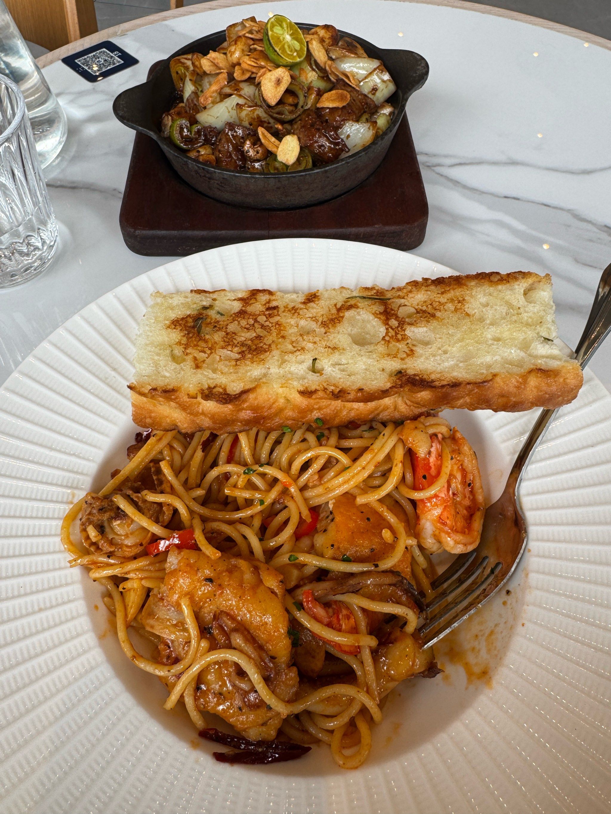 星美乐蒜辣海鲜意面