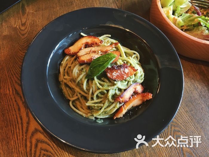 烟熏鸡肉青酱奶油意面