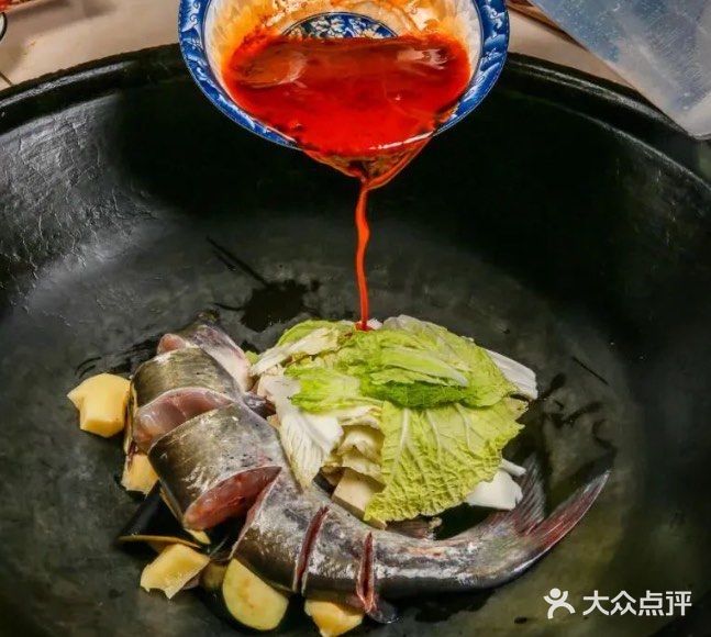鱼肉在锅里炖大概10几分钟后 阿姨就会在锅边贴上玉米饼
