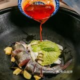 鱼肉在锅里炖大概10几分钟后 阿姨就会在锅边贴上玉米饼