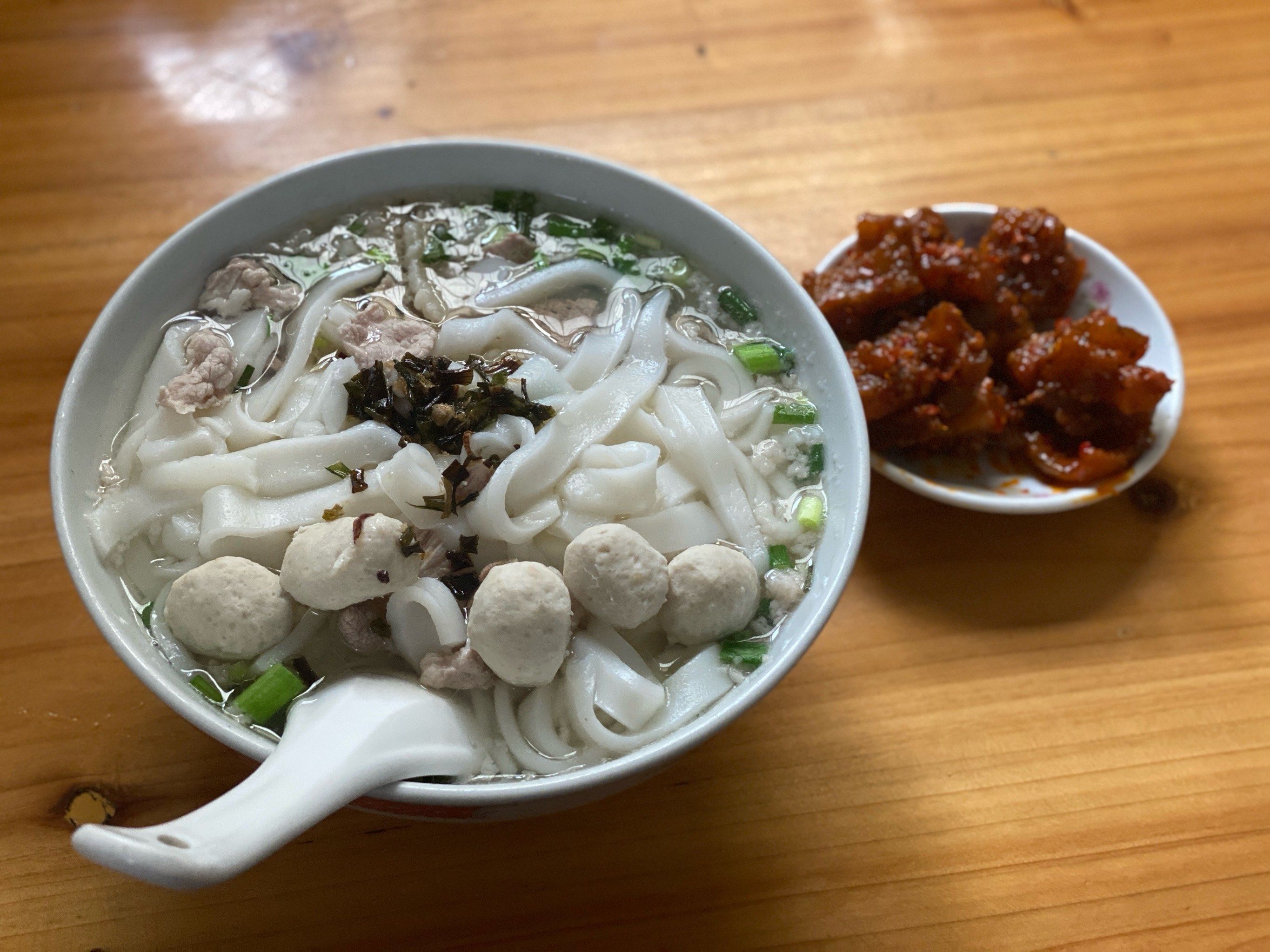 是特色的辣猪肉粿条汤.然而这叠辣猪肉却是
