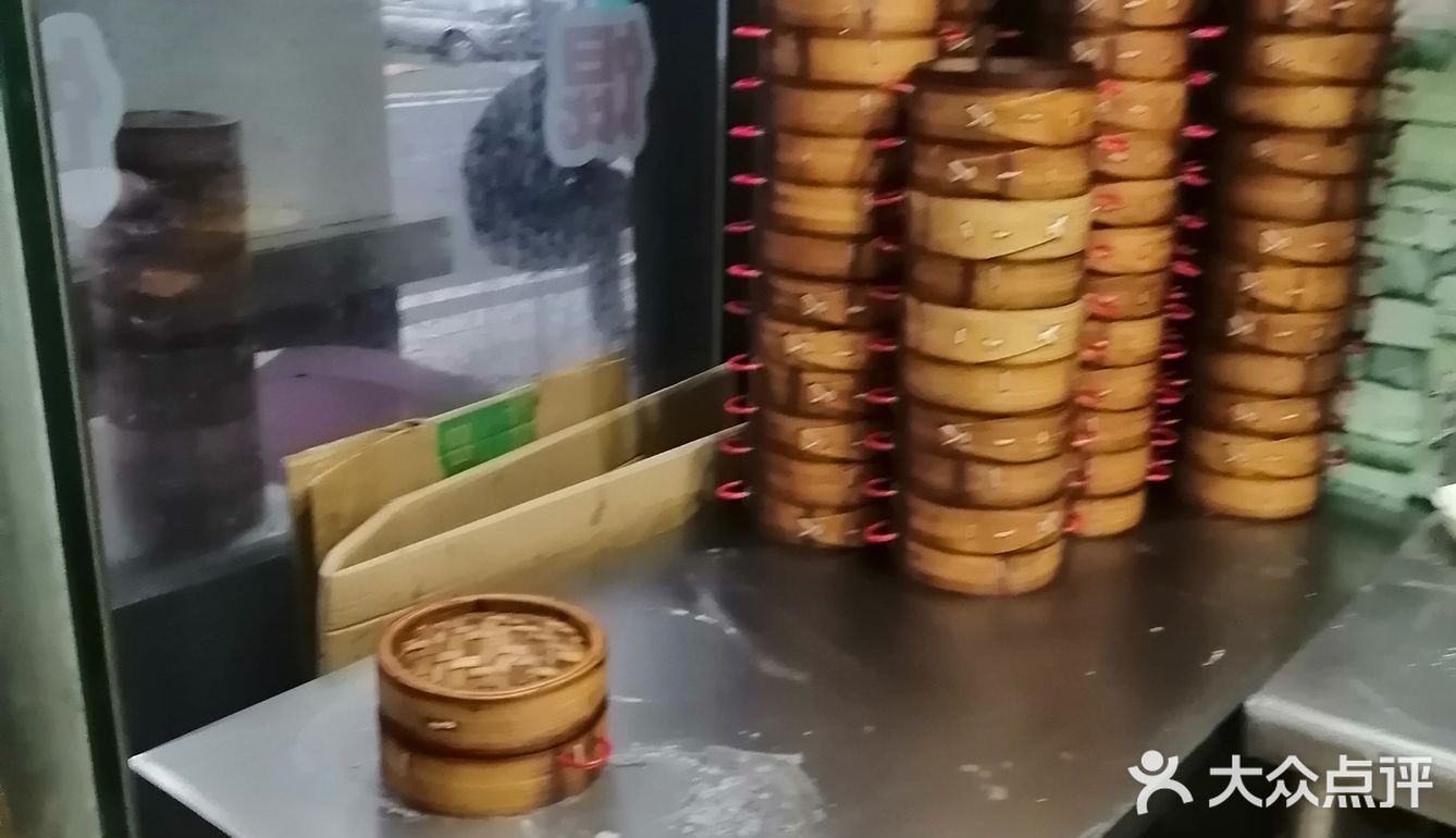 价格也是一样的。个人来说，觉得饺子比小笼包好吃一点
