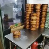 价格也是一样的。个人来说，觉得饺子比小笼包好吃一点