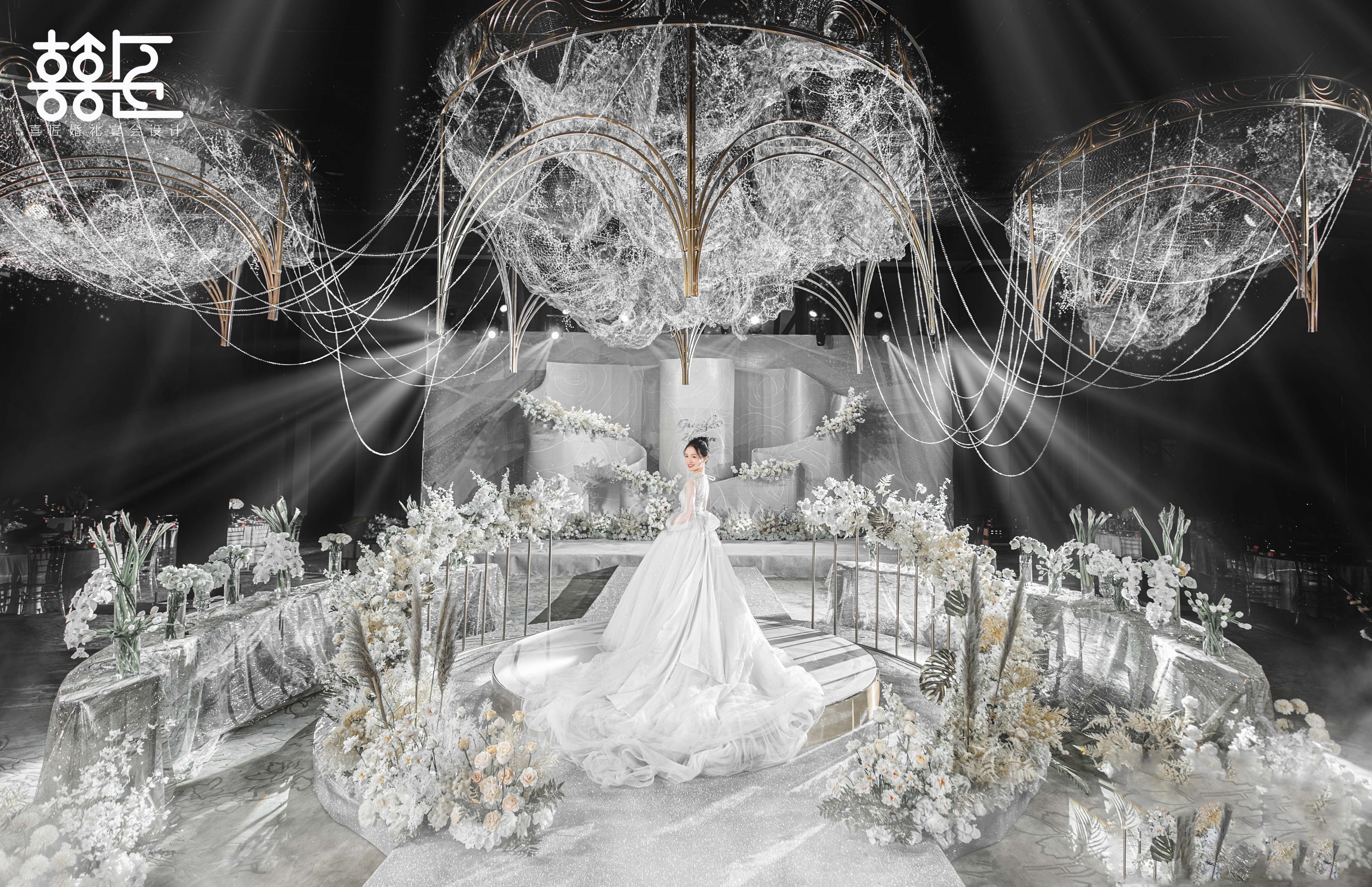 高贵典雅的银白色,让你成为婚礼上的焦点