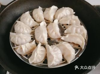 热腾腾、胖乎乎的白菜猪肉蒸饺！