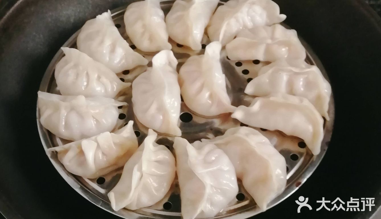 热腾腾、胖乎乎的白菜猪肉蒸饺！