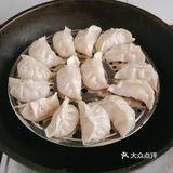热腾腾、胖乎乎的白菜猪肉蒸饺！