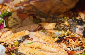 Golden and Silver Garlic Paper-Wrapped Baked Fish