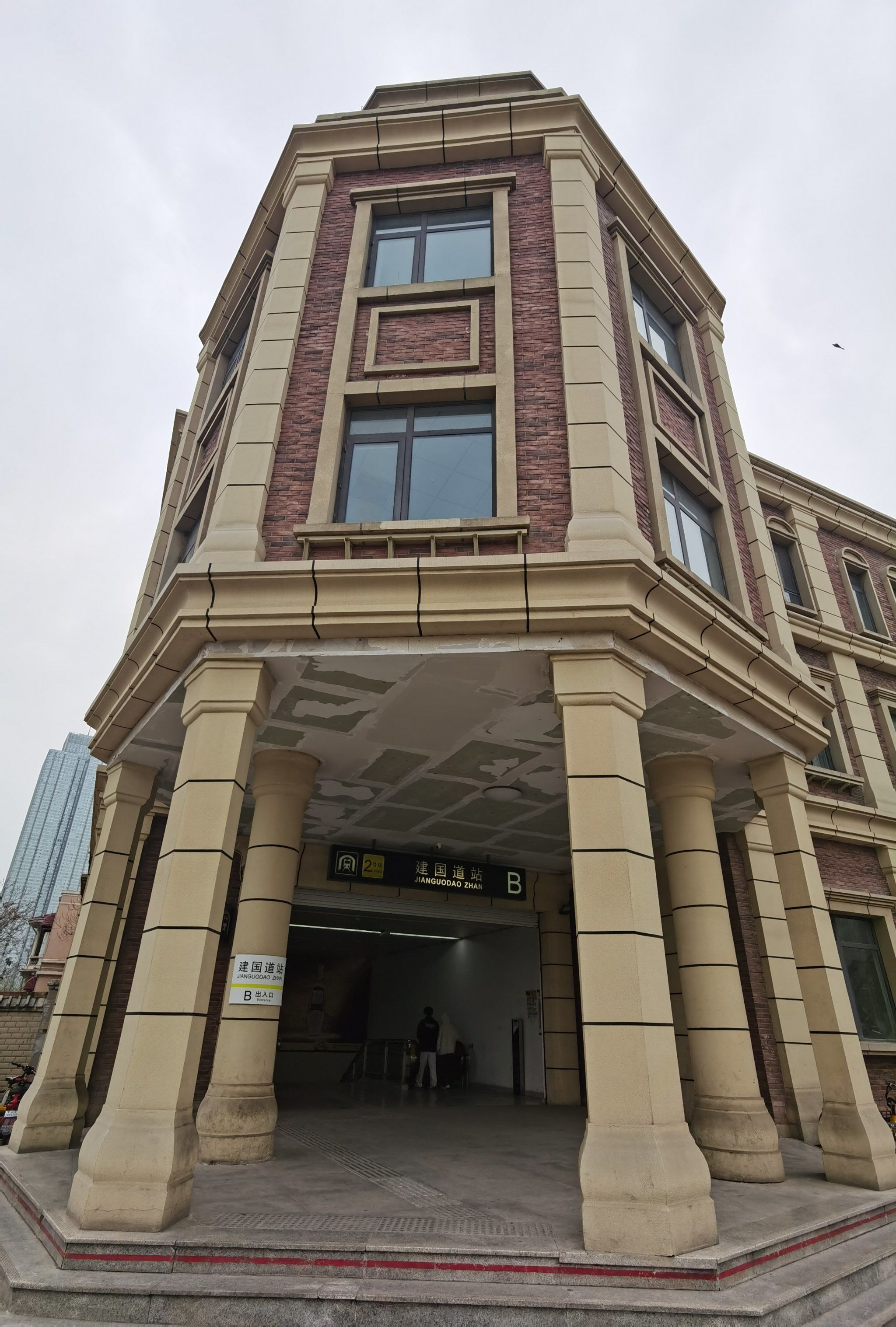 建国道地铁站欧式风格,就在意式风情街里面