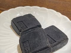 芝麻流心奶黄姑嫂小方-佬泰丰斋· 乌镇茶食餐厅