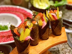 手握鳗鱼卷-汉拿山烤肉(东直门东方银座店)