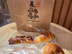 红豆碱水面包-天井·丑面包搭咖啡