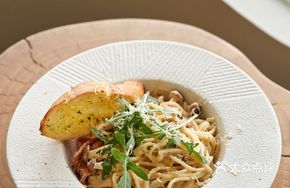 White Sauce Mushroom Bacon Pasta
