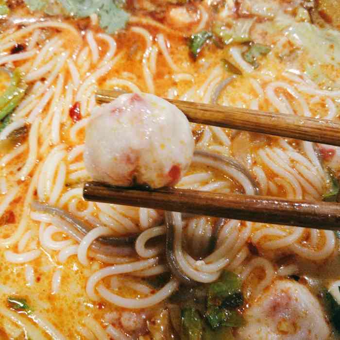 的可乐鸡,早餐档口家的酱肉包,二楼自选家的番茄鸡蛋,鱼粉家的虾丸杂