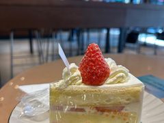 草莓奶油切块-卷心卷意·轻甜蛋糕(新光天地店)