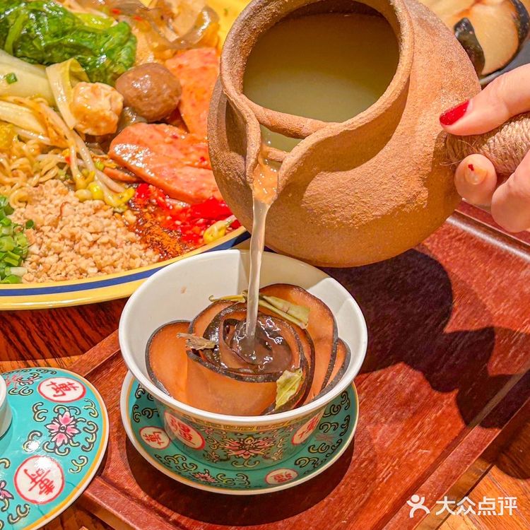 杭州滨江新开的这家东北烧烤店，真的是太火爆了！