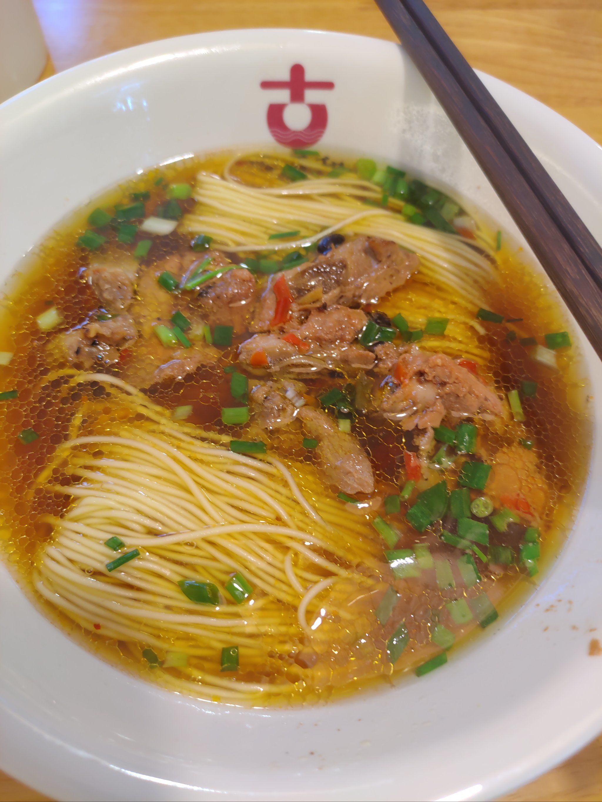 点了一份排骨面,分量适中,口感清爽