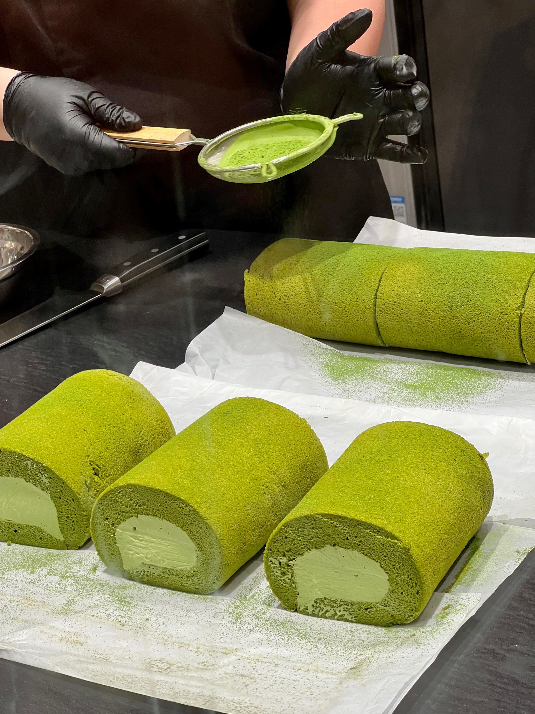 蹲了很久的瑞士卷专门店终于开业了
北川抹茶白巧卷好吃的耶!