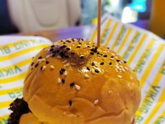 Viking经典牛肉汉堡-VIKING SALOON美式烟熏烤肉精酿餐酒吧