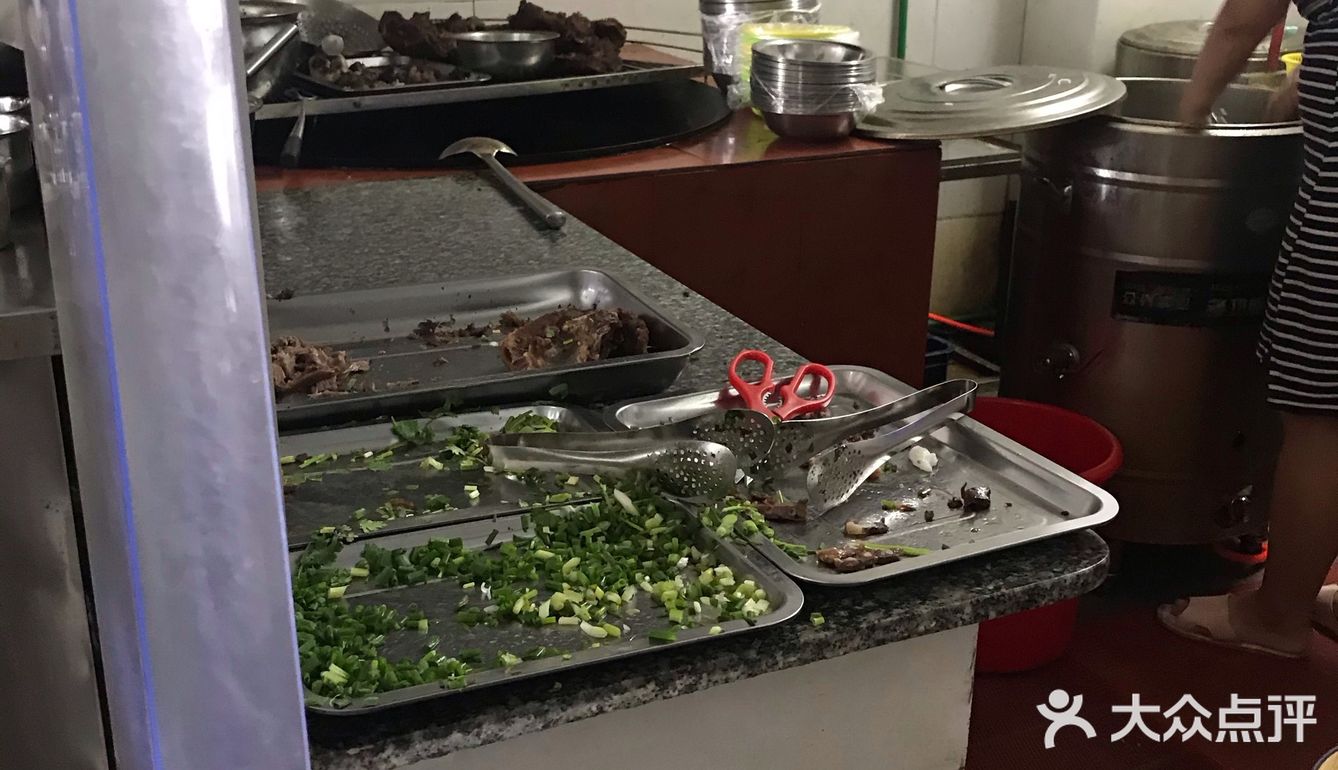 大夏天吃粉真的很需要勇气, 哪怕店里风扇很大到处吹