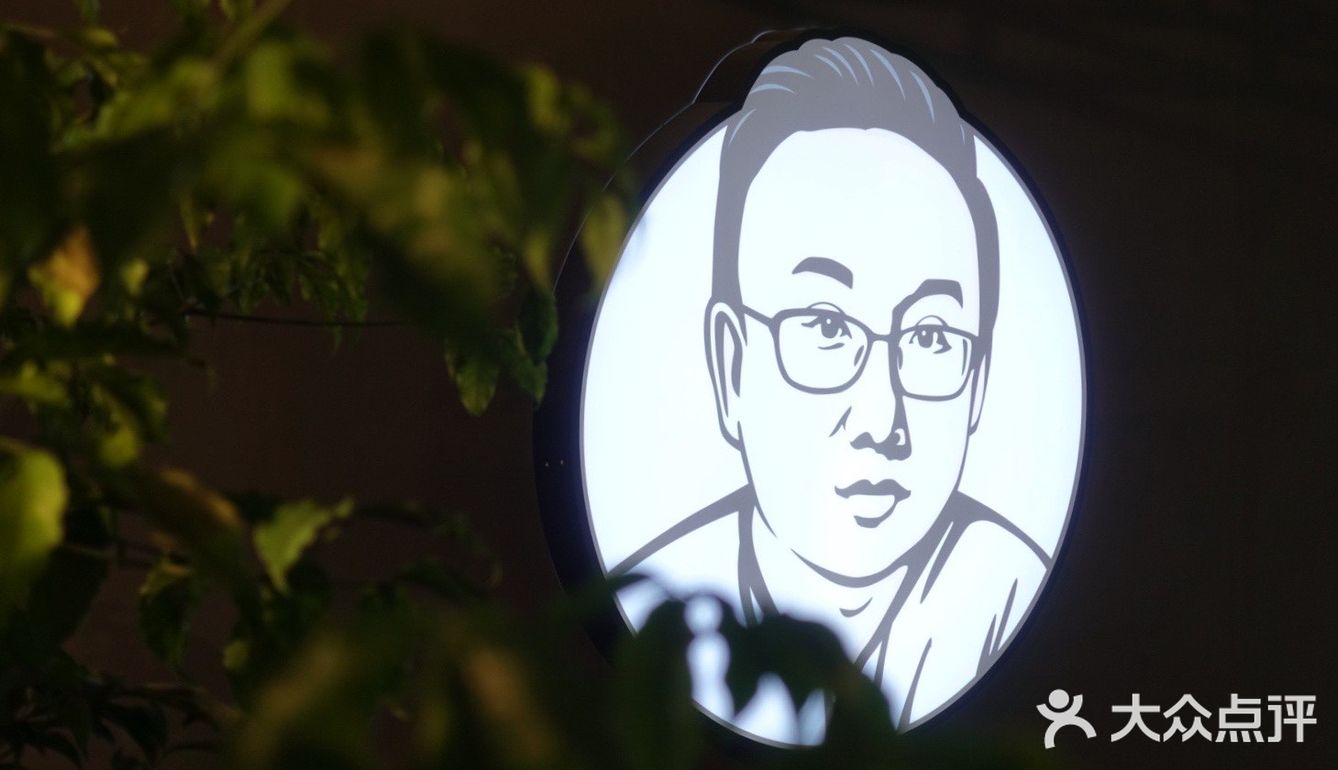 地段很好，皇后公园入口处上下两层