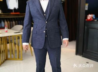像这种不规则的印花图案西装，穿上身的感觉也是很不错的