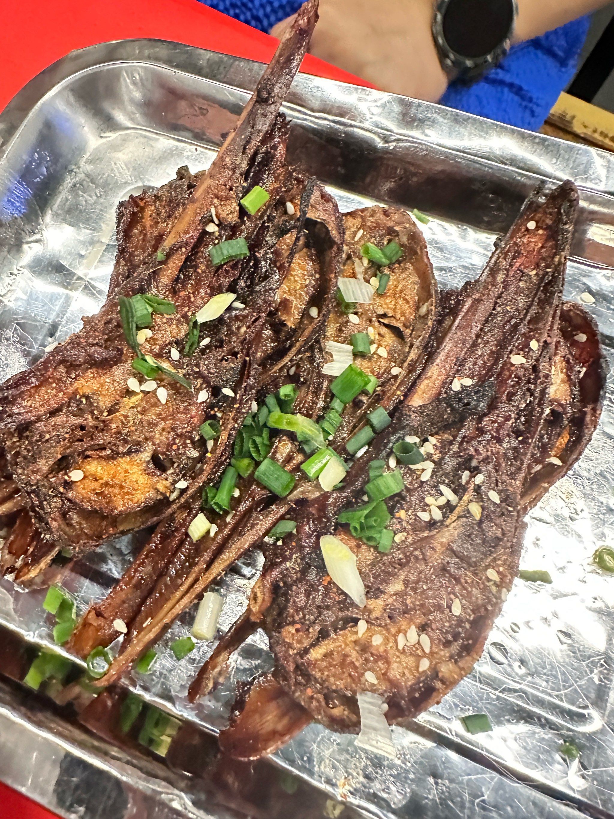 经过烤制后,鸭头的腥味被去除得很干净,留下的是浓郁