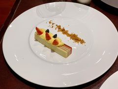 草莓蛋糕配新鲜水果-北京华彬费尔蒙酒店·刃餐厅