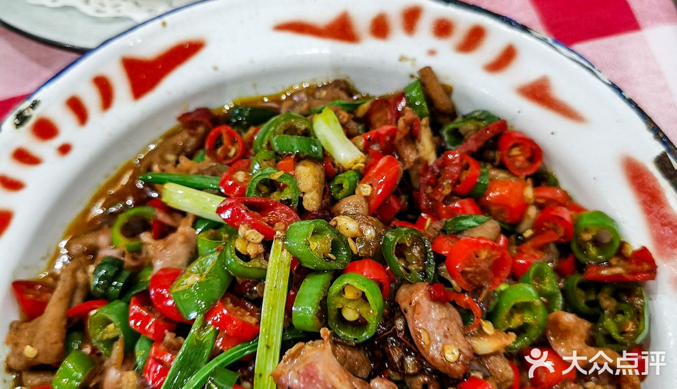 很容易脱骨吸入口中。油浸鱼的鱼肉也很鲜嫩，好吃爱吃