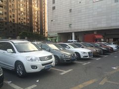 -沃尔玛购物广场-停车场