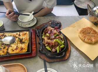 在束河古镇逛了很久，肚子饿饿，住在酒店的小伙伴告诉我