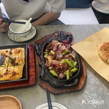 在束河古镇逛了很久，肚子饿饿，住在酒店的小伙伴告诉我