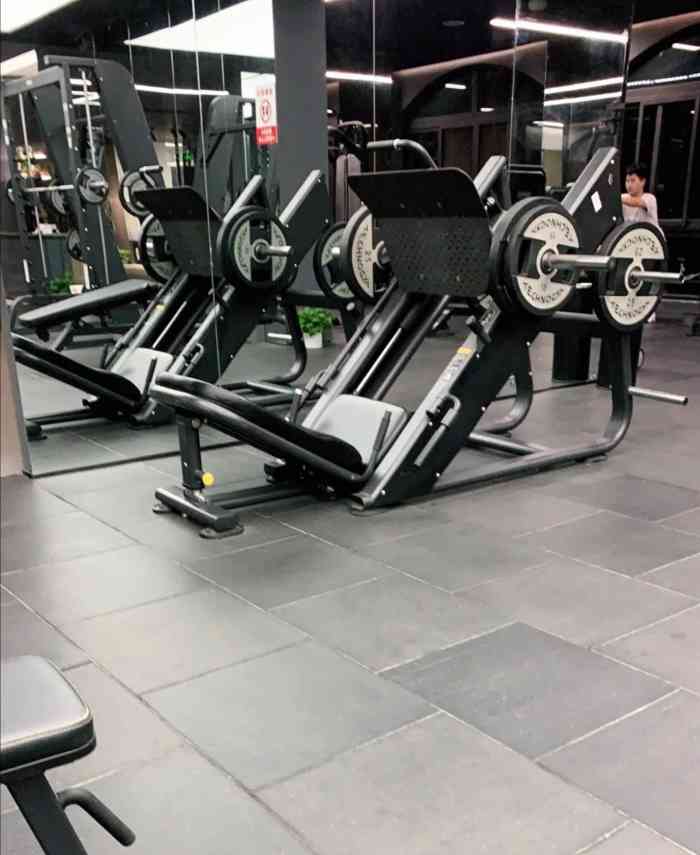 星悦健身(金都店)-"健身房的一堆发传单的人员占据了骆家庄菜市.