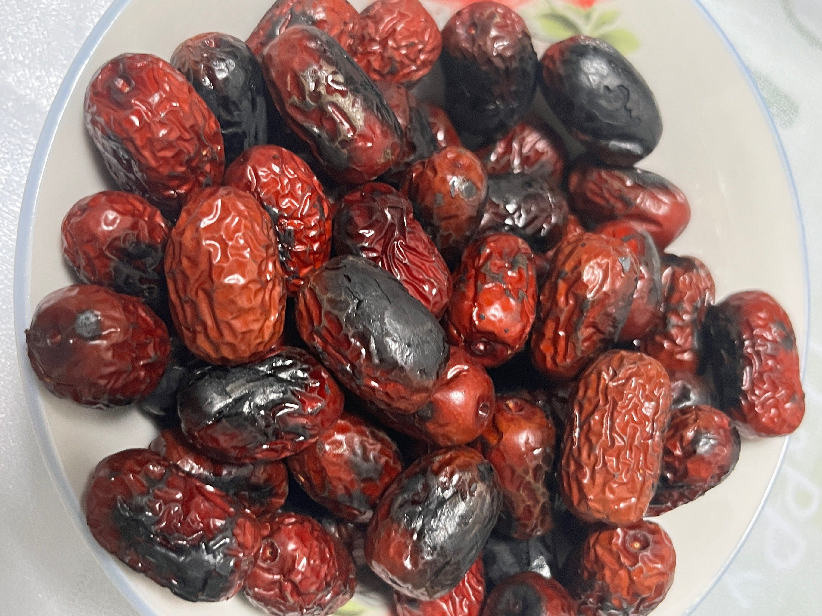 在网上看到的,说把红枣洗干净晾干之后直接倒进锅里小火翻炒,炒到发焦